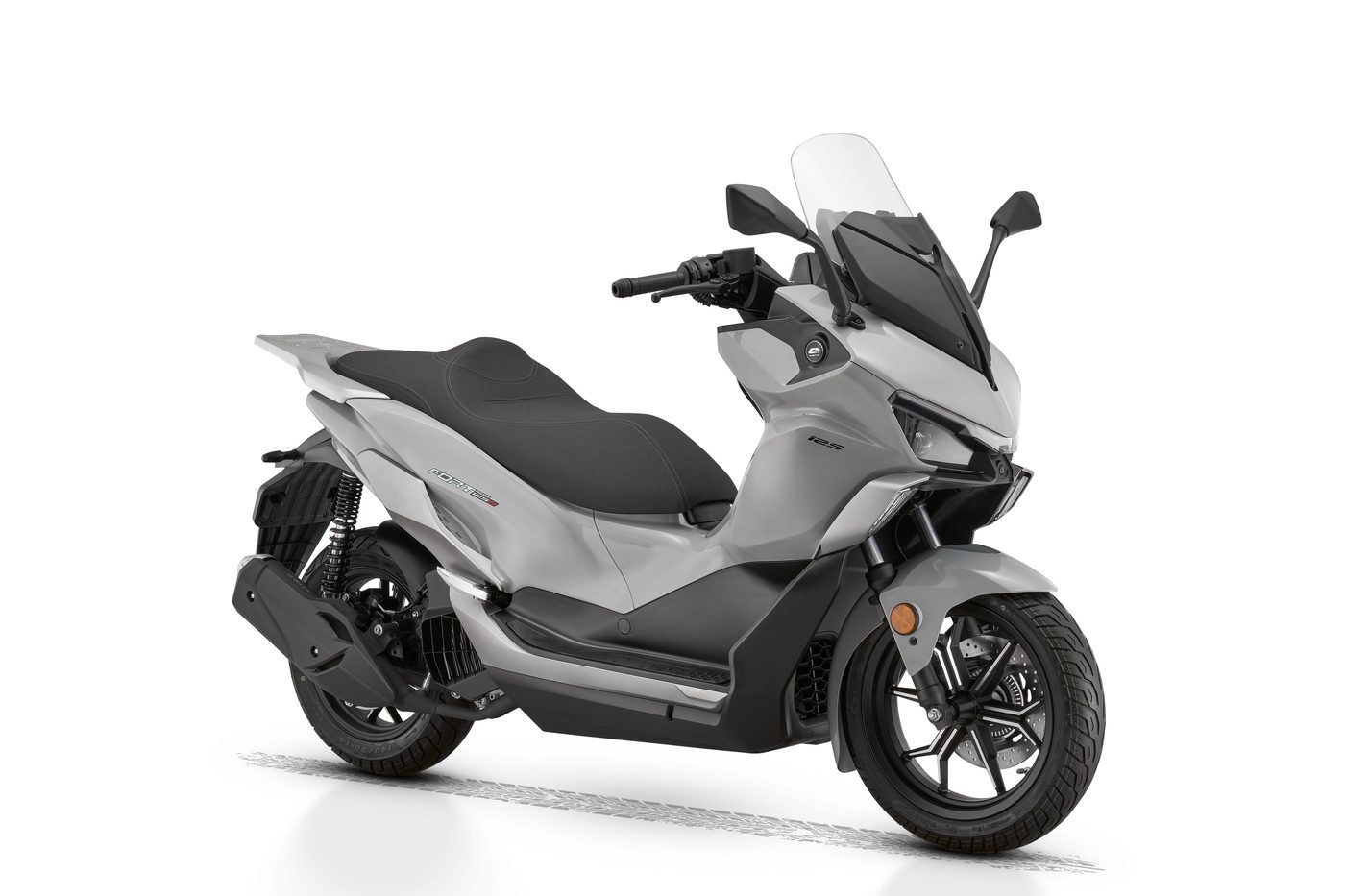 FORT125N-6579_korrektur Скутер QJMotor Fort 125 ABS-TCS 2026 – 15 к.с., TFT 7", Smart Key, GT Scooter - Зображення 1