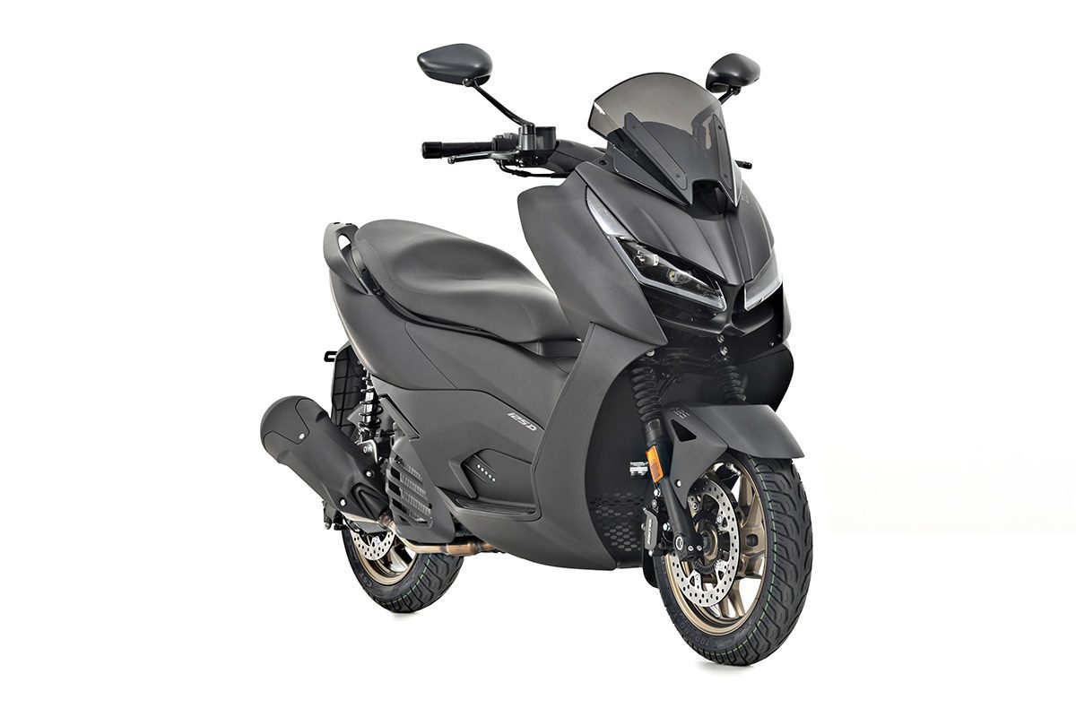 zontes-d125-negro-mate-017 Скутер Zontes 125D ABS TFT 2026 – 14,6 к.с., Keyless, Електроскло, Premium Maxi Scooter - Зображення 1